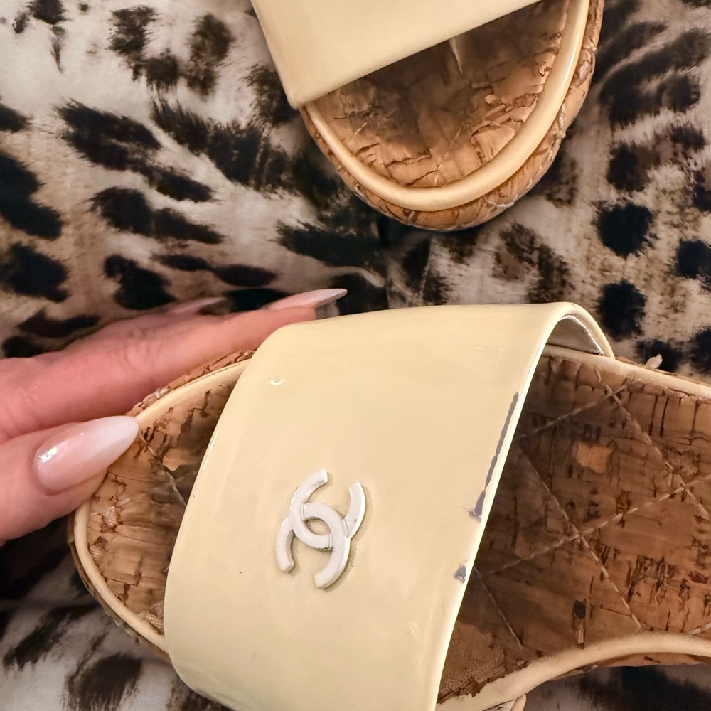 Chanel White Patent Leather Cork Wedge Sandal with iconic interlocking CC - Picture 13 of 15